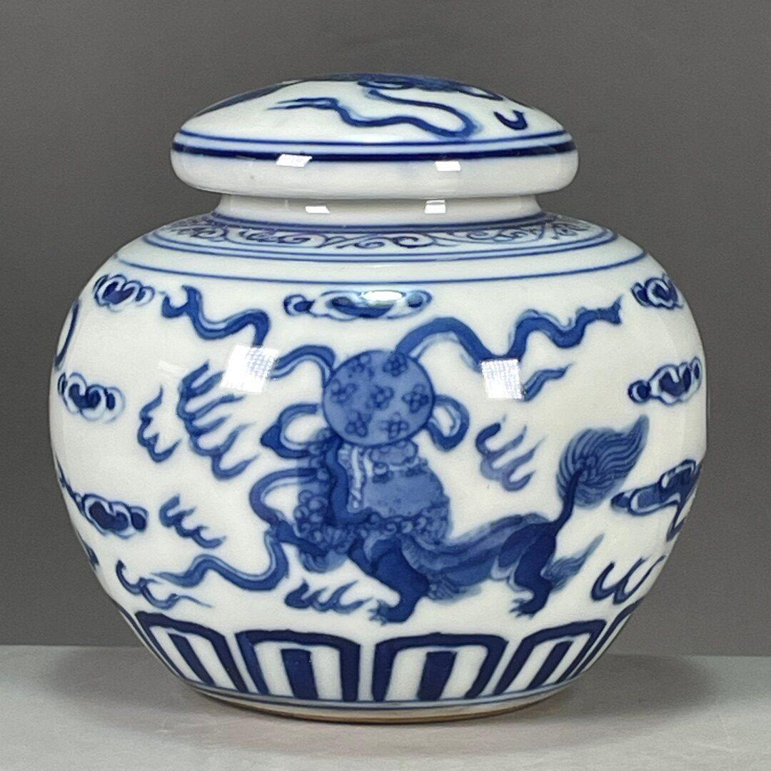 青花獅子滾繡球紋蓋壺 景徳鎮 陶磁器 装飾品 現代工芸品 置物