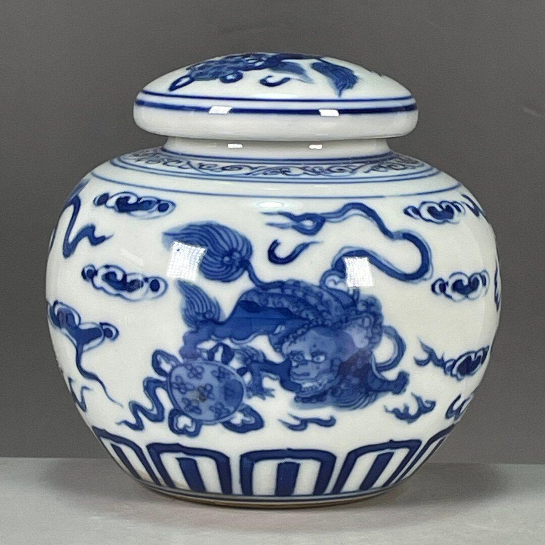 青花獅子滾繡球紋蓋壺 景徳鎮 陶磁器 装飾品 現代工芸品 置物