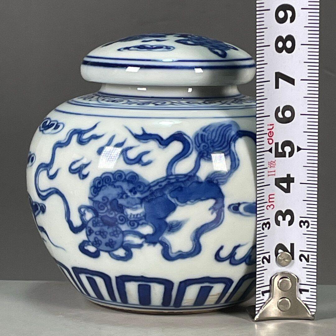 青花獅子滾繡球紋蓋壺 景徳鎮 陶磁器 装飾品 現代工芸品 置物