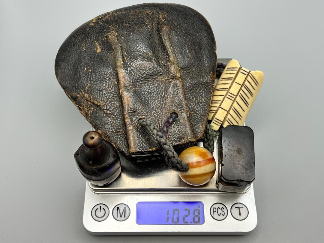 明治　革製巾着　鹿角根付　瑪瑙大玉尾締　牛角ハンコ　印鑑　アンティーク　102g