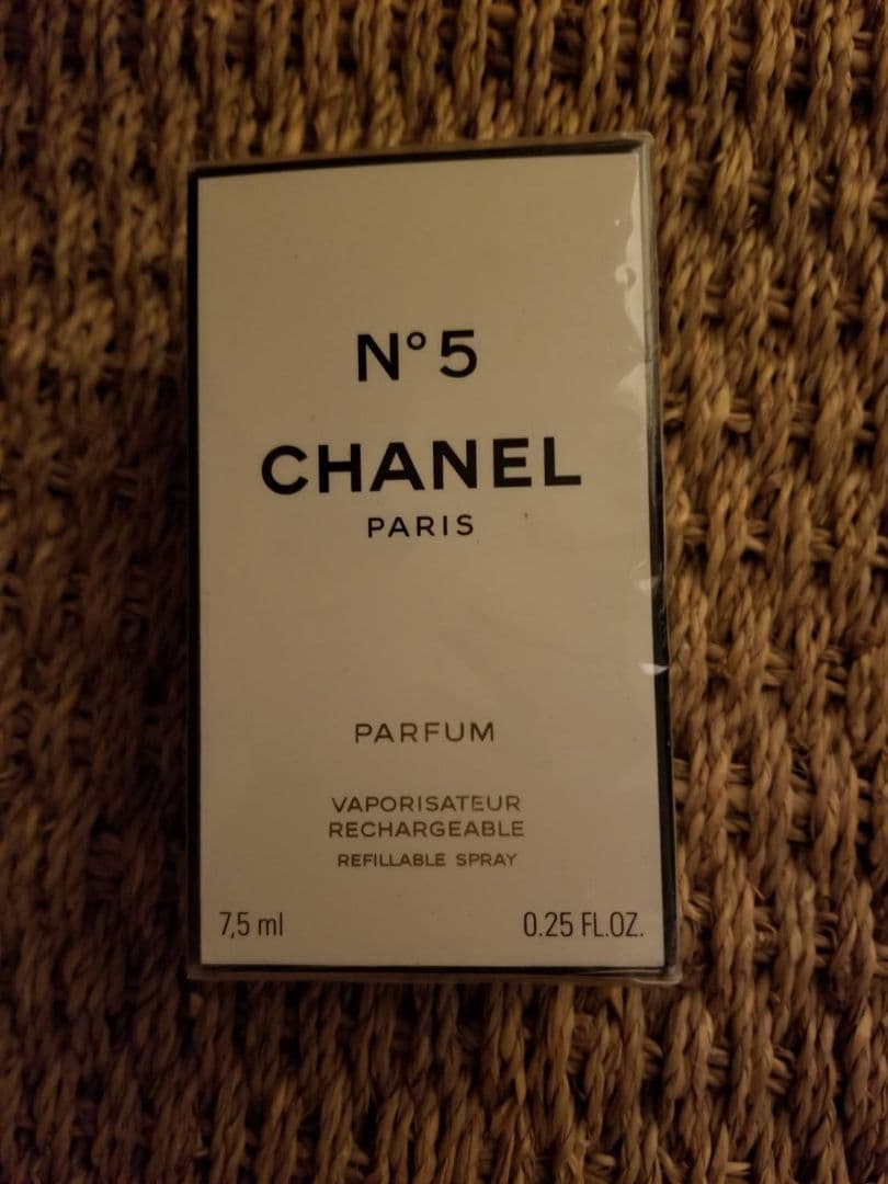 CHANEL　2019クリスマス限定香水+N゜5香水付き！