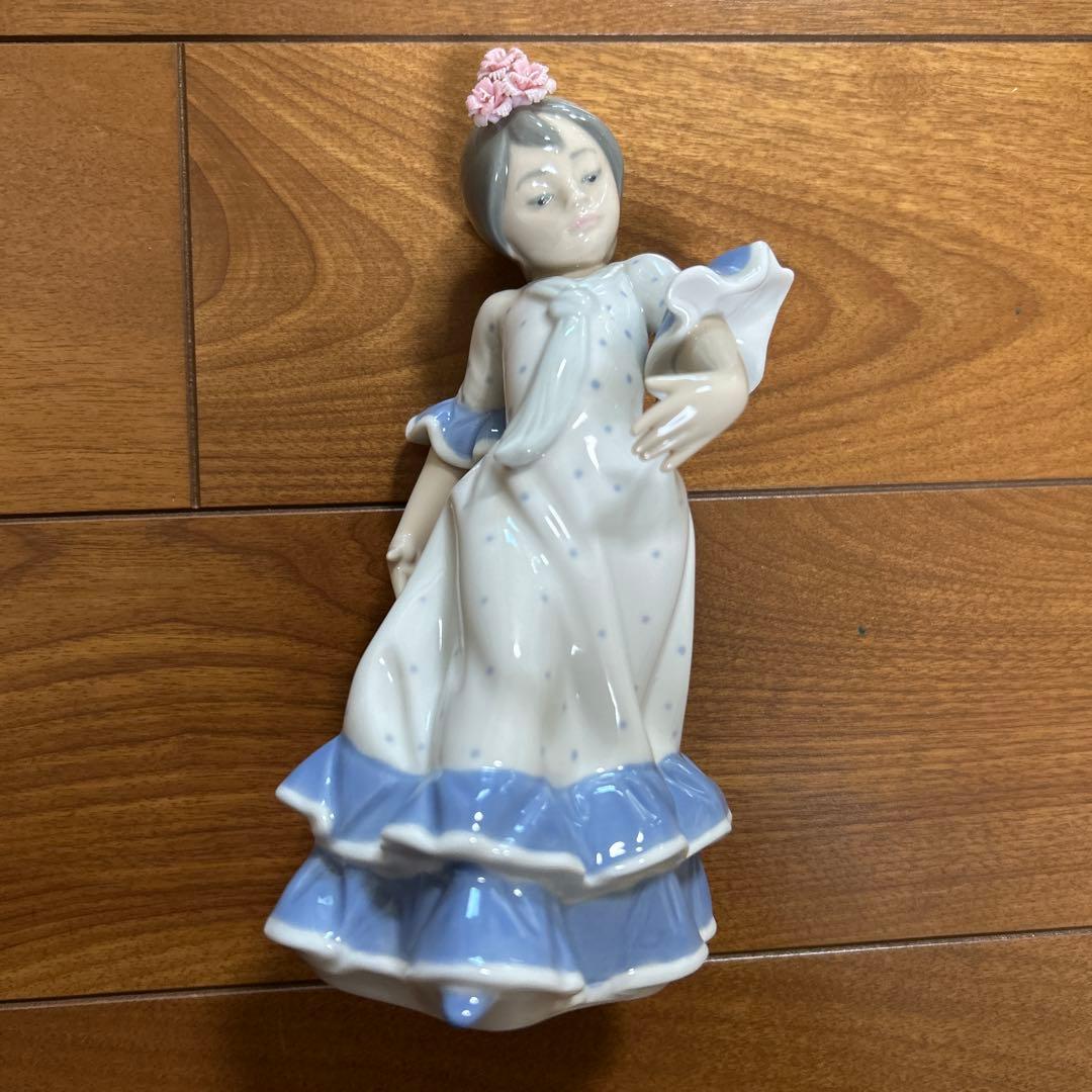 LLADROフラメンコを踊る少女の陶器置物