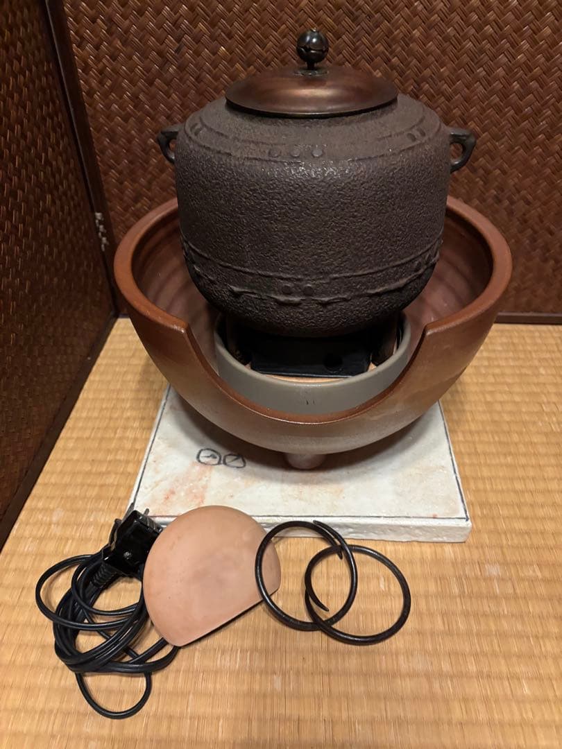 野々田電熱器付き風炉紅鉢 釜師　菊地政光作　万代屋釜、 釜環、赤前瓦　敷瓦