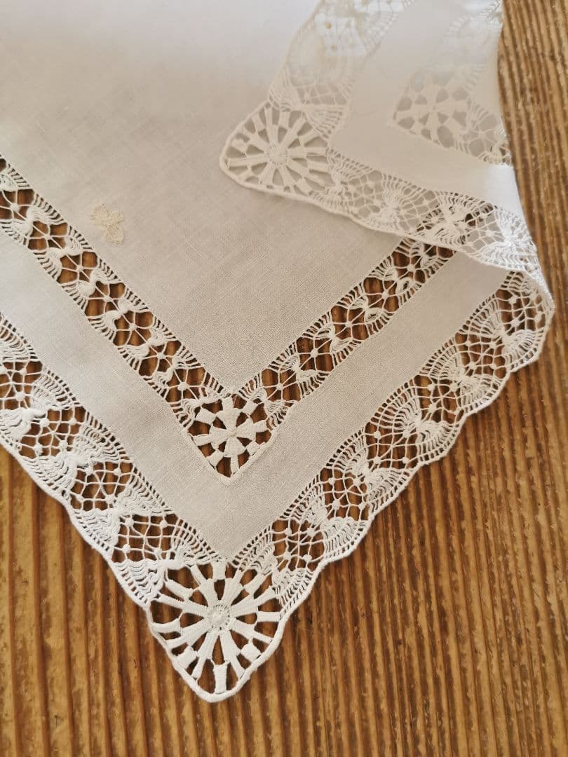 アンティーク オープンドローンワーク 大変滑らかなリネン 蝶刺繍 スクエアクロス