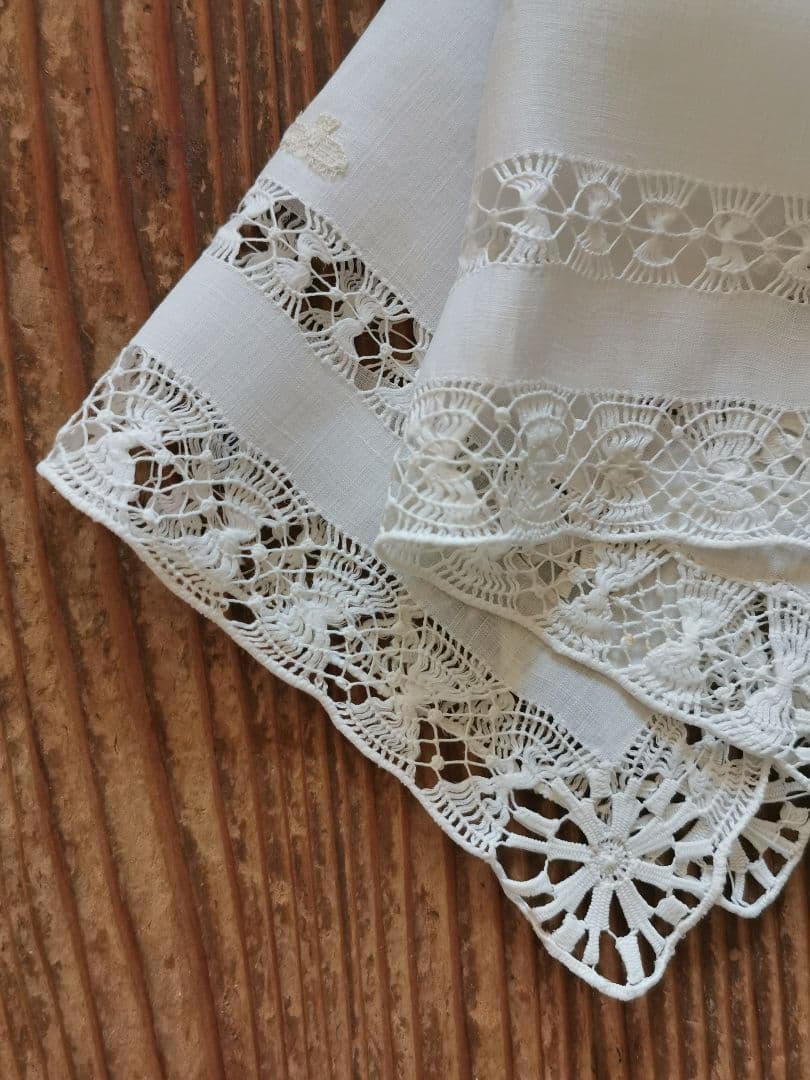 アンティーク オープンドローンワーク 大変滑らかなリネン 蝶刺繍 スクエアクロス