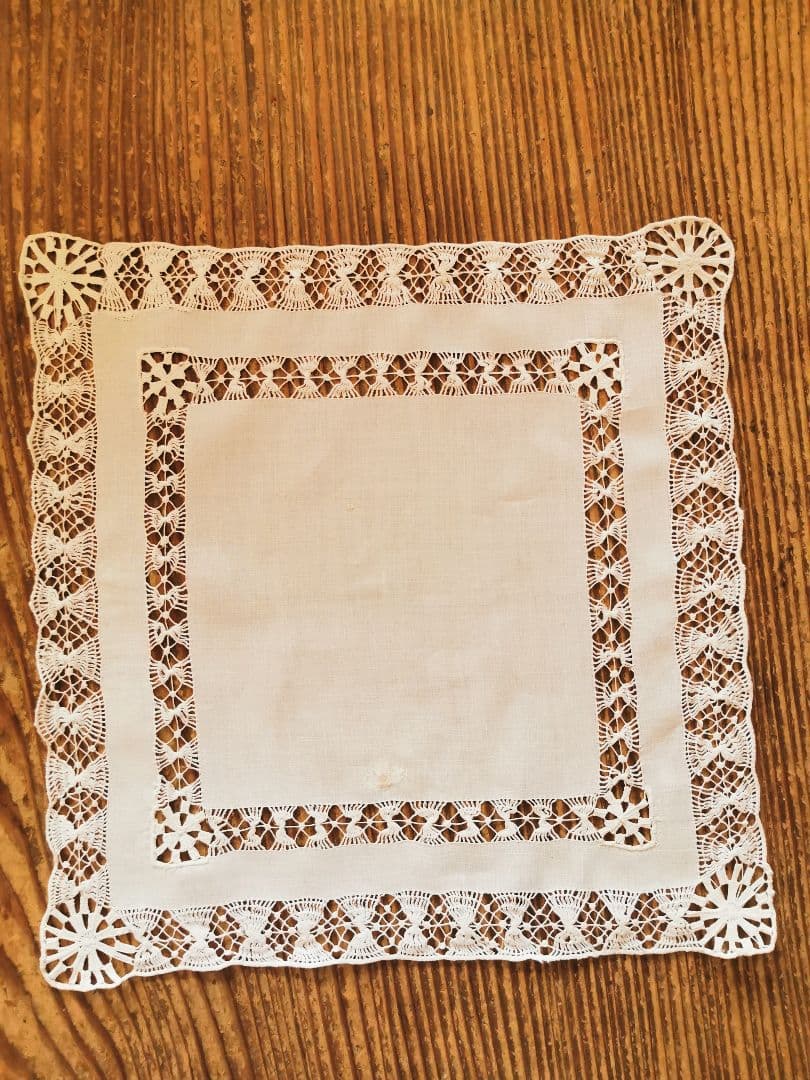 アンティーク オープンドローンワーク 大変滑らかなリネン 蝶刺繍 スクエアクロス