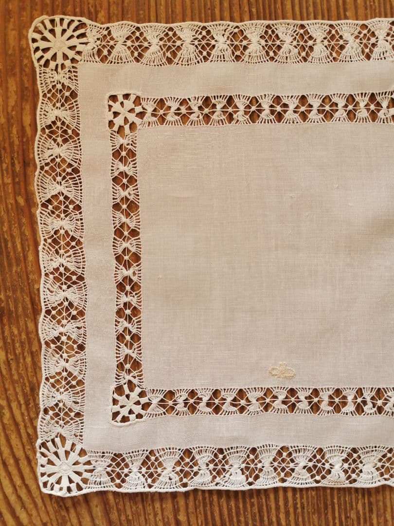 アンティーク オープンドローンワーク 大変滑らかなリネン 蝶刺繍 スクエアクロス