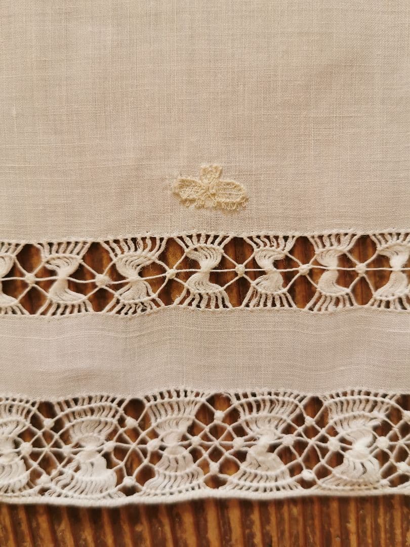 アンティーク オープンドローンワーク 大変滑らかなリネン 蝶刺繍 スクエアクロス