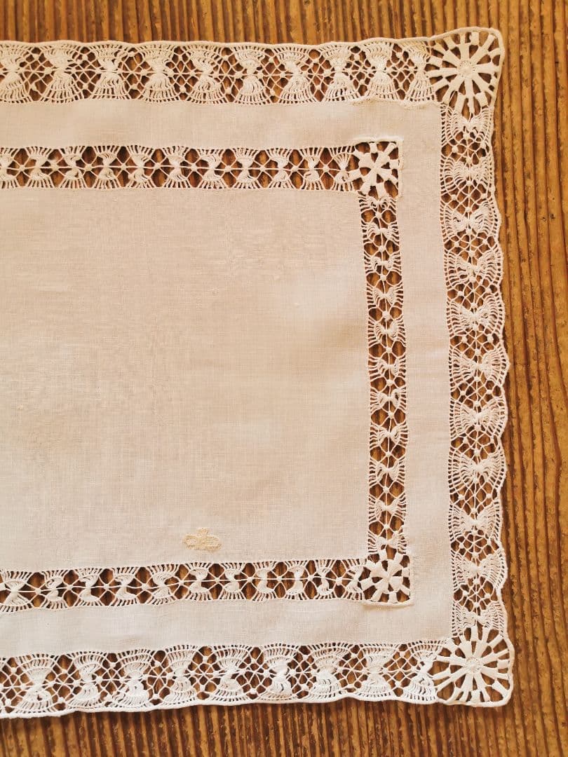 アンティーク オープンドローンワーク 大変滑らかなリネン 蝶刺繍 スクエアクロス