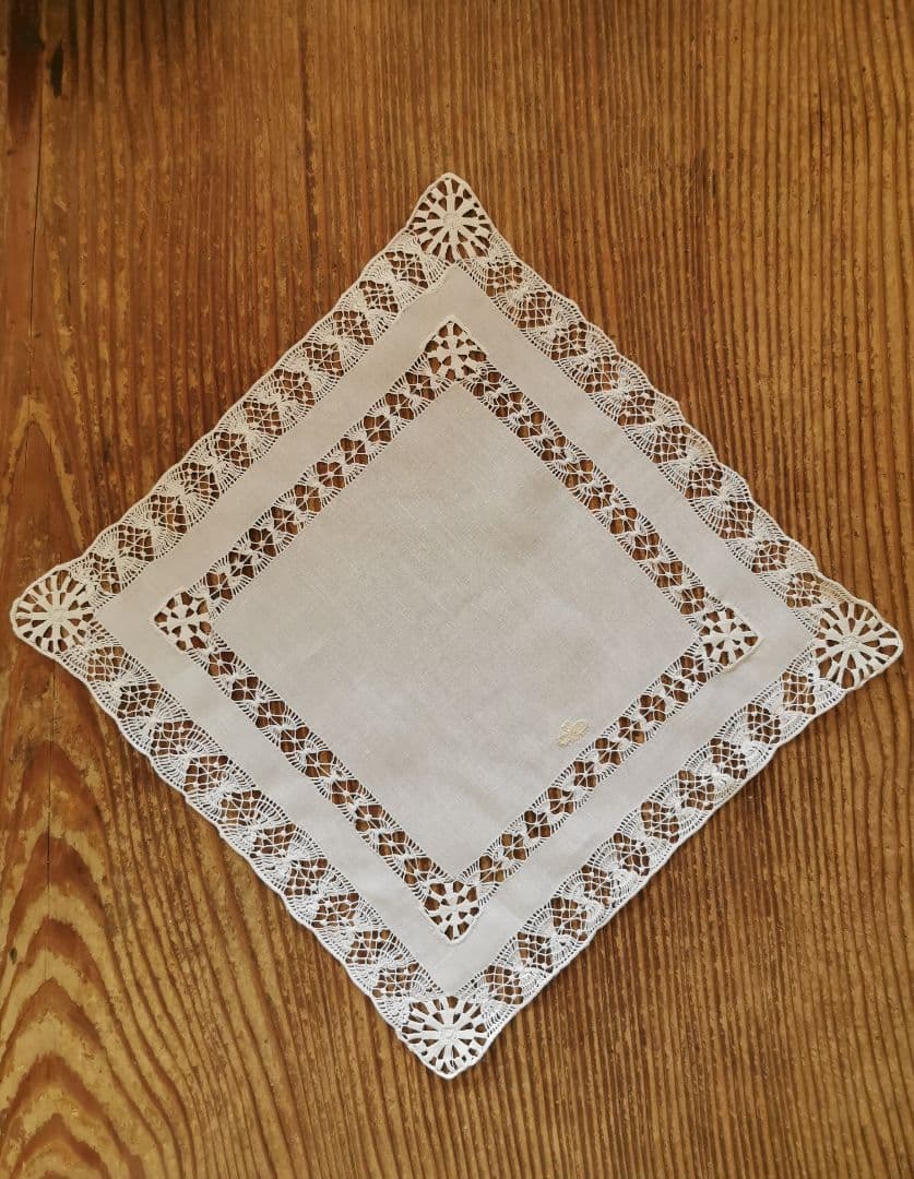 アンティーク オープンドローンワーク 大変滑らかなリネン 蝶刺繍 スクエアクロス