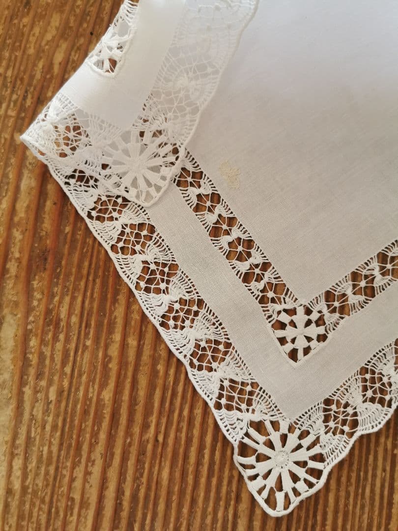 アンティーク オープンドローンワーク 大変滑らかなリネン 蝶刺繍 スクエアクロス