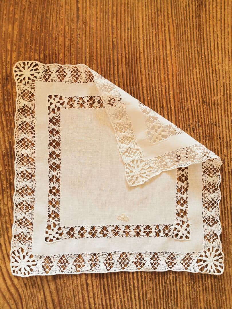 アンティーク オープンドローンワーク 大変滑らかなリネン 蝶刺繍 スクエアクロス