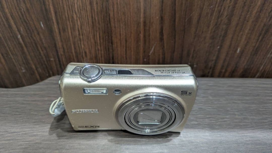 Fujifilm FinePix F200EXR デジタルカメラ 富士フィルム