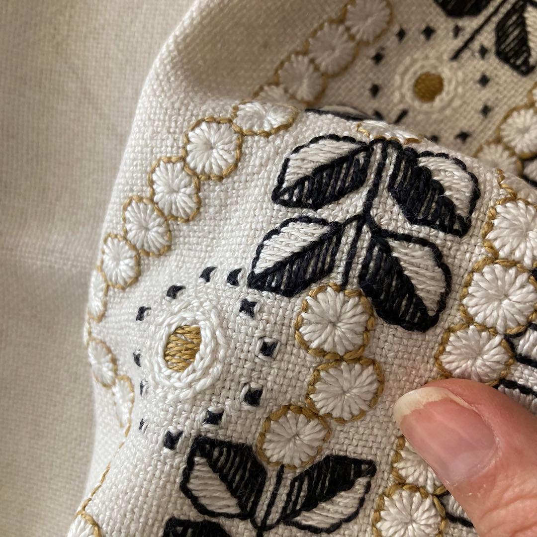 J北欧ヴィンテージ　丁寧なニードルワークが施されたとても素敵なスクエア刺繍クロス