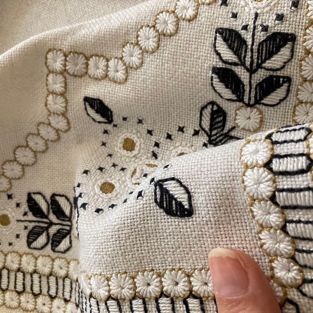J北欧ヴィンテージ　丁寧なニードルワークが施されたとても素敵なスクエア刺繍クロス