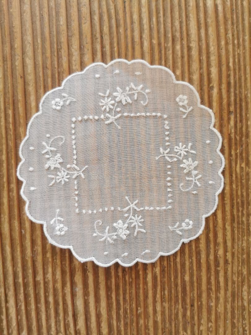 アンティーク シアーなピーニャクロス 小花の手刺繍 フラワーリムプチドイリーβ