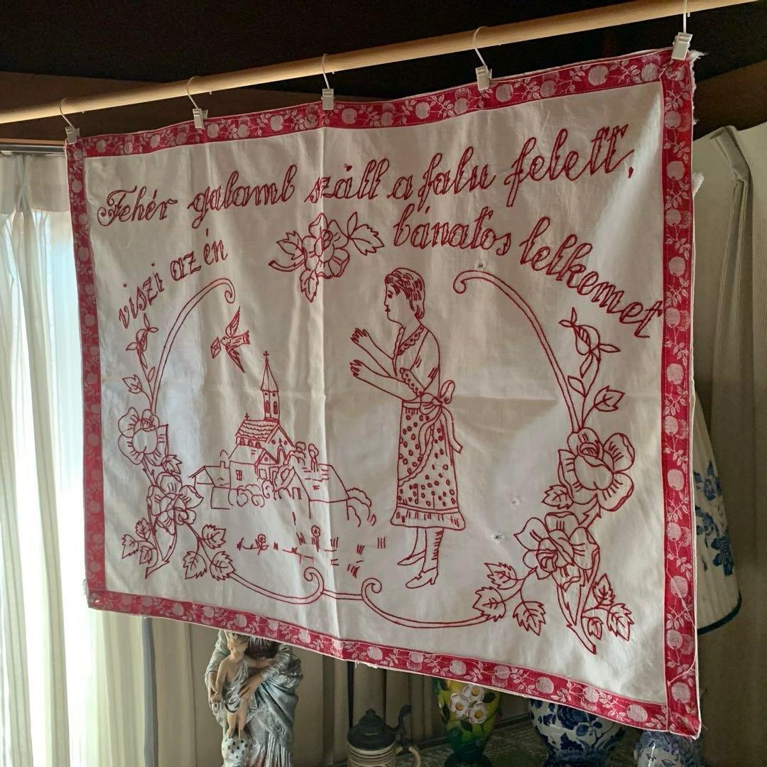 フランスアンティーク　赤い糸で教会と燕と女性が刺繍された布！リボンが可愛い！