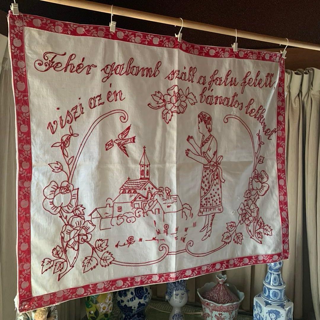 フランスアンティーク　赤い糸で教会と燕と女性が刺繍された布！リボンが可愛い！