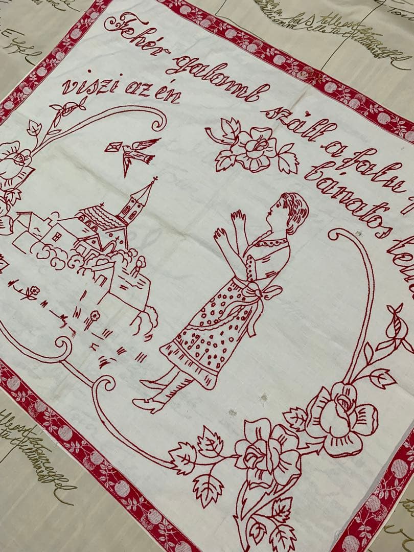 フランスアンティーク　赤い糸で教会と燕と女性が刺繍された布！リボンが可愛い！