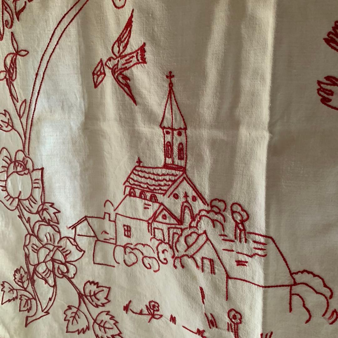 フランスアンティーク　赤い糸で教会と燕と女性が刺繍された布！リボンが可愛い！