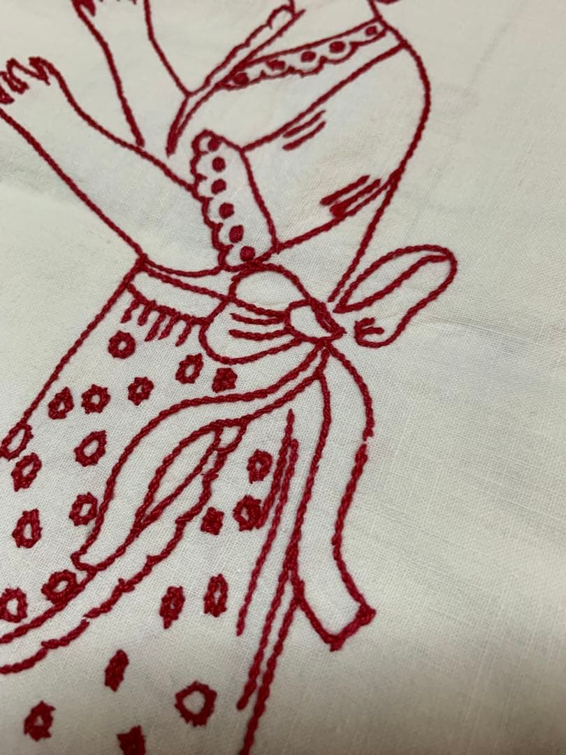 フランスアンティーク　赤い糸で教会と燕と女性が刺繍された布！リボンが可愛い！
