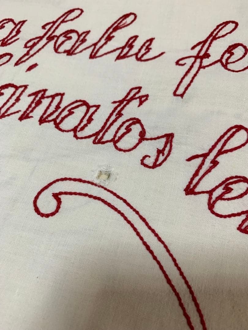 フランスアンティーク　赤い糸で教会と燕と女性が刺繍された布！リボンが可愛い！