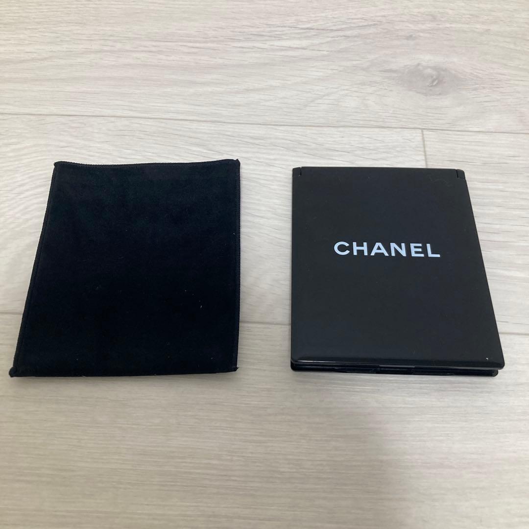 CHANEL 携帯用ミラー　鏡　専用ケース付き 11.5×9.5㎝