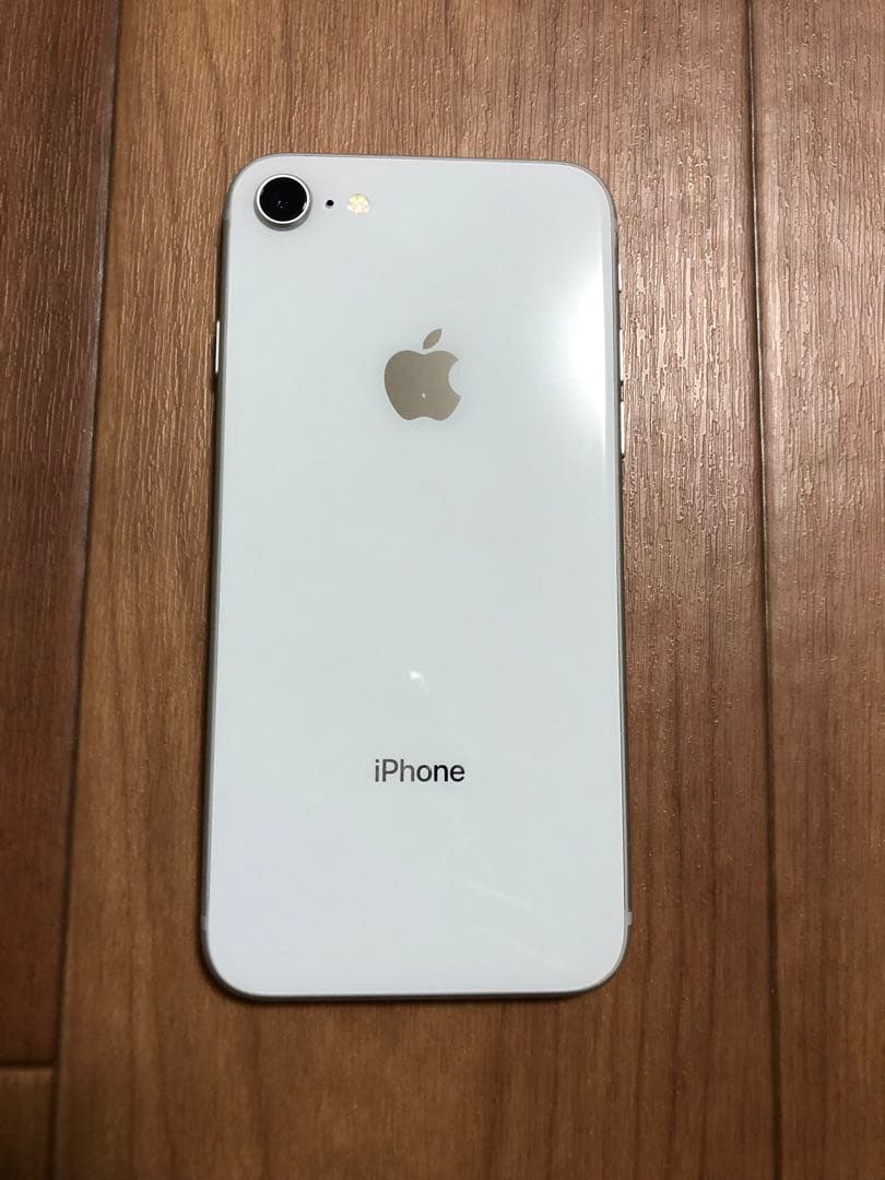 iPhone8 シルバー　64GB simロック解除済み