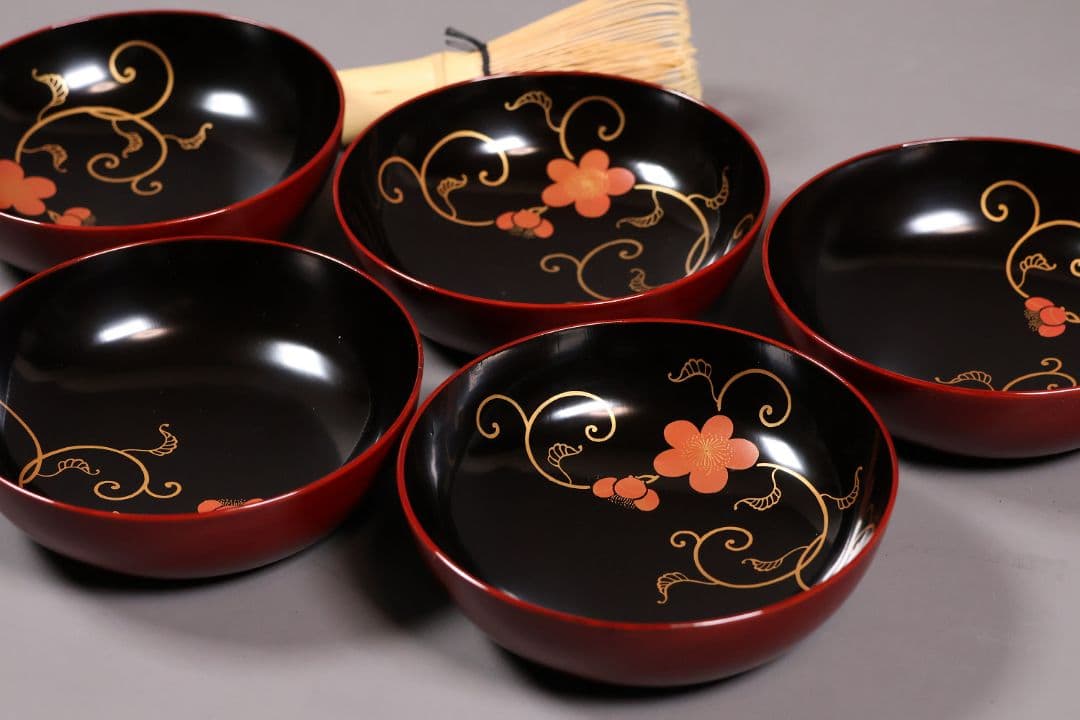 【MA489】漆芸 木製漆器 梅唐草蒔絵 木皿 五客 11.9cm 黒塗 溜塗