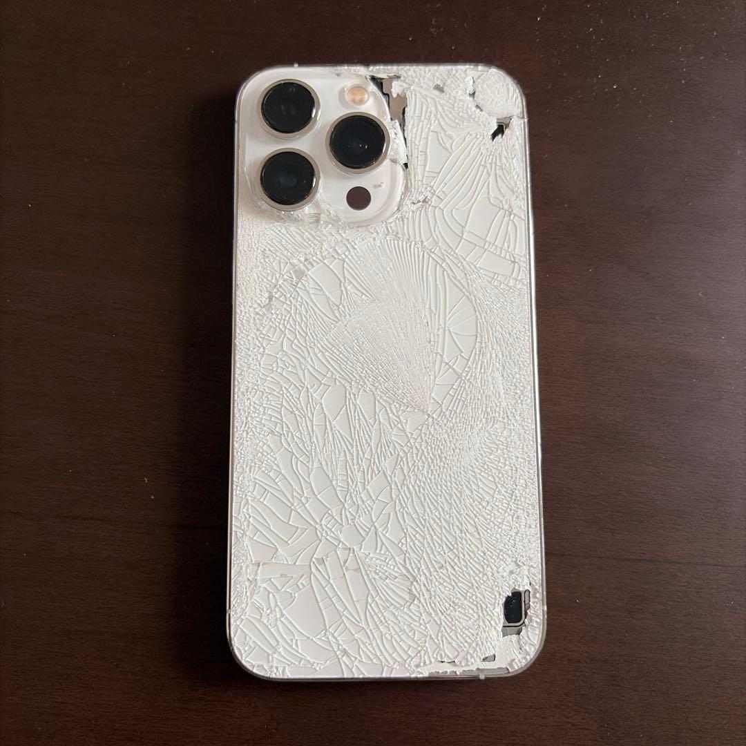 iPhone13Pro シルバー　背面割れあり　表面傷あり