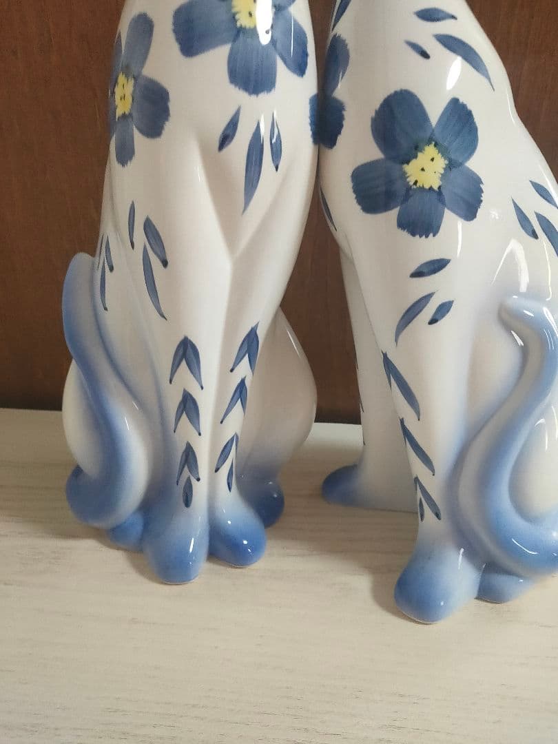 青い花模様の猫の置物 2体セット