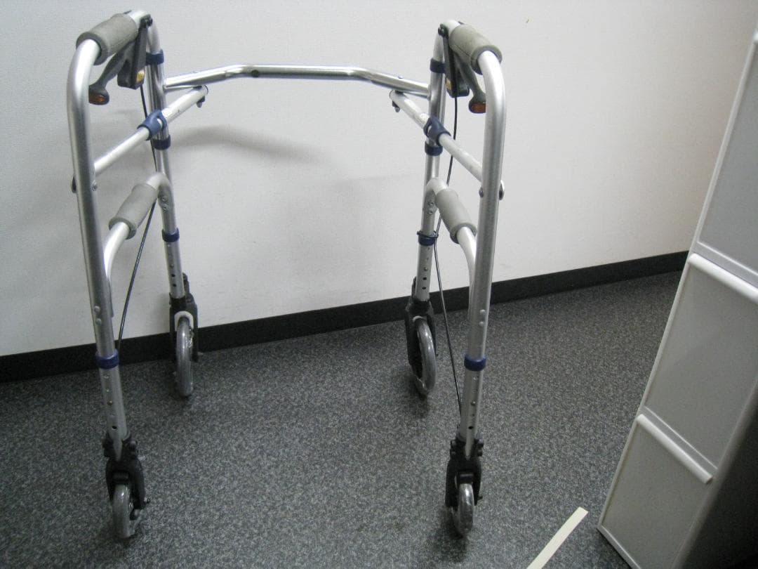 セーフティーアーム Ｖタイプウォーカー 歩行器 折り畳み式　②