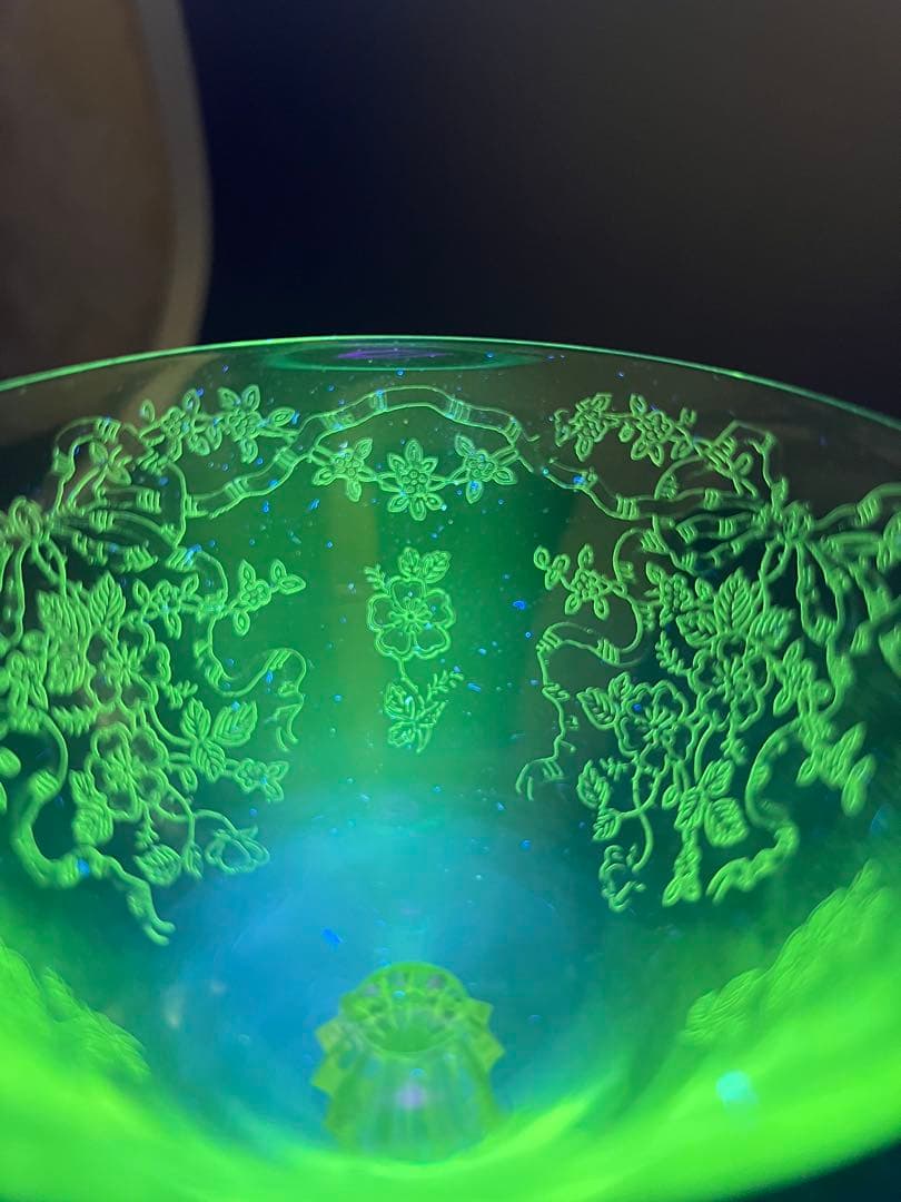 ウランガラス　花の彫刻　グラス　アンティーク