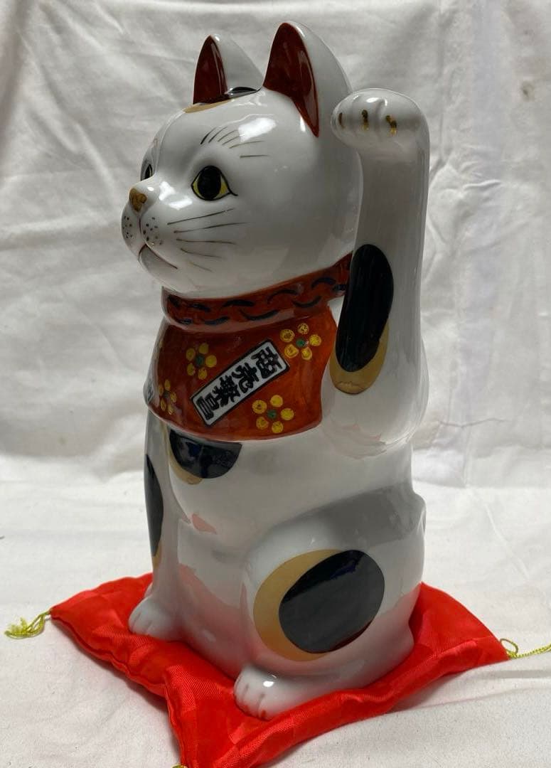 古瀬戸 陶器 招き猫 前掛けに短冊文字入り左手 良縁 千客万来