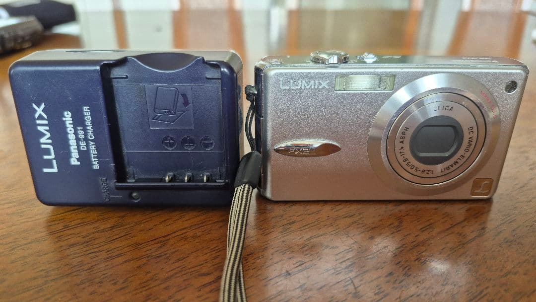 LUMIX DMC-FX2 コンパクトデジタルカメラ　LEICAレンズ使用