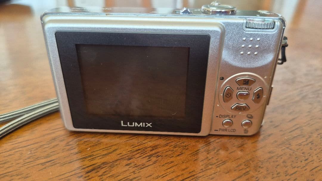 LUMIX DMC-FX2 コンパクトデジタルカメラ　LEICAレンズ使用