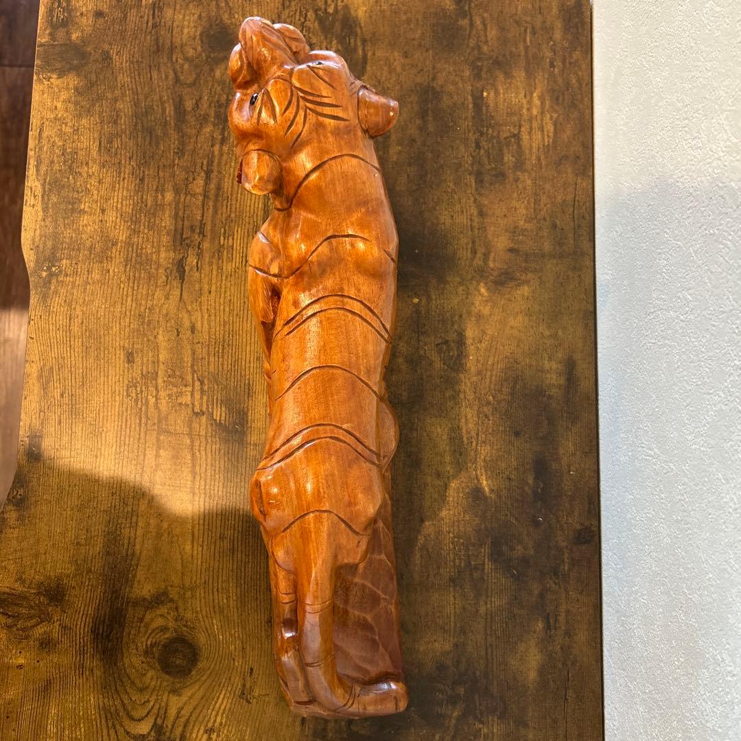 木製虎の彫刻 赤い目付き