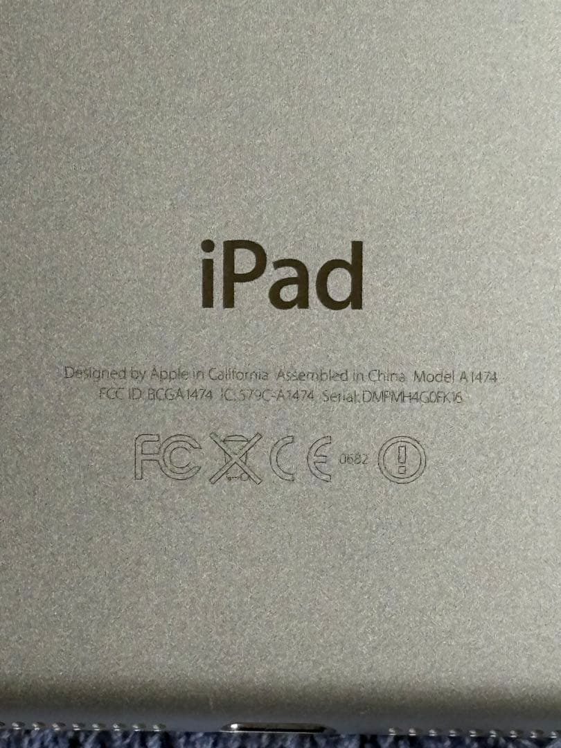 【折り畳み式タブレットスタンド付】iPad 64GB シルバー　Wi-Fiモデル