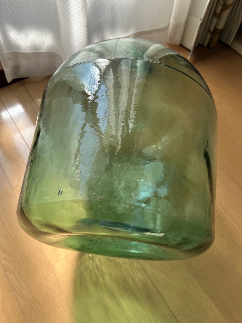 透明緑色ガラス容器