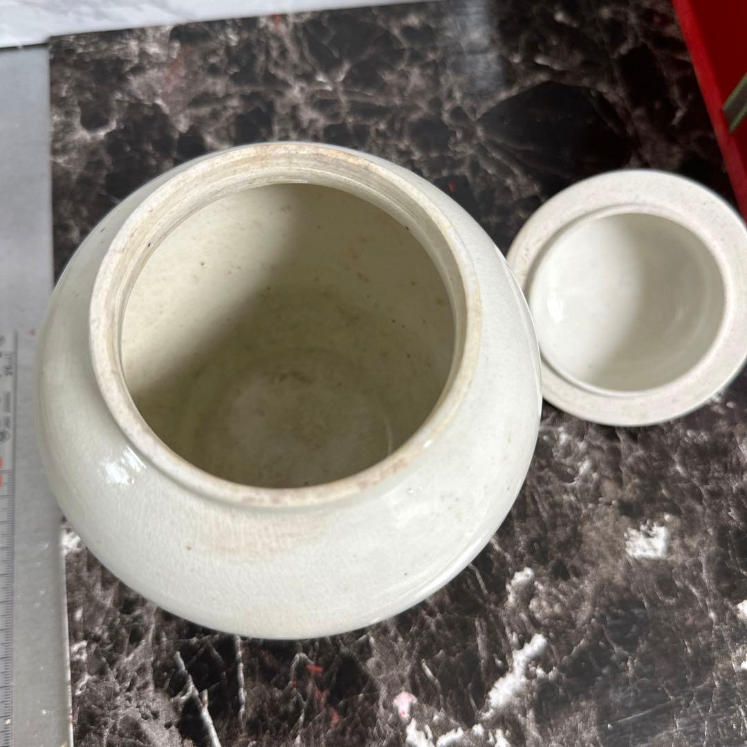古伊万里、白磁、壺、　共葢、箱付き。