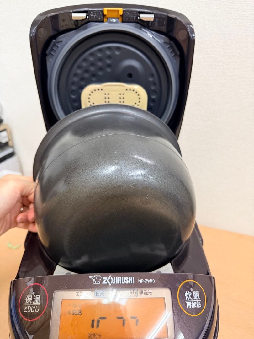 象印ZOJIRUSHI NP-ZW10 圧力IH炊飯器5.5合炊き 2022年製