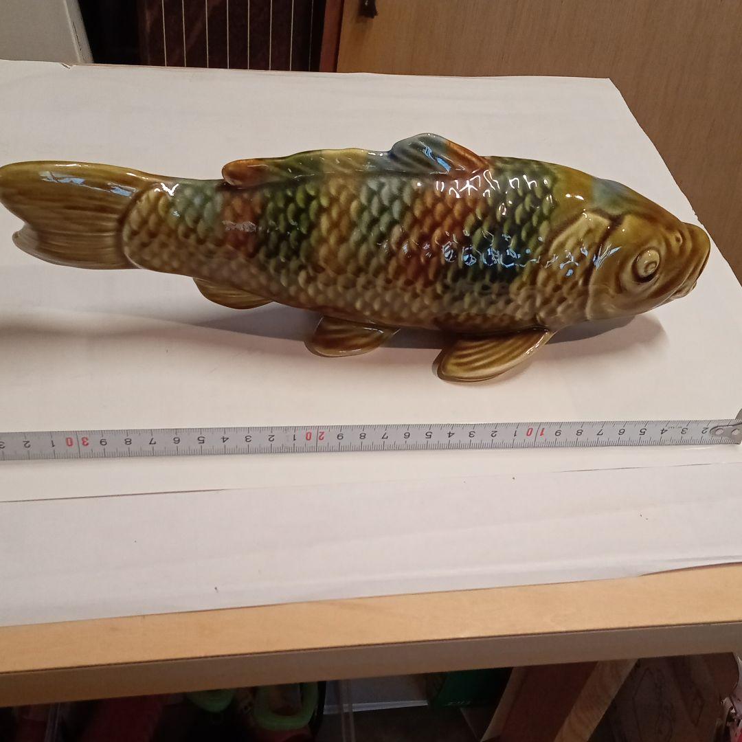 力強いどっしりとした鯉の置き物陶器