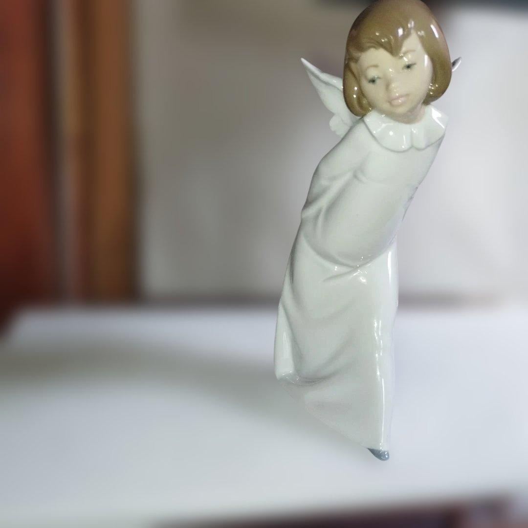 考え事する天使。