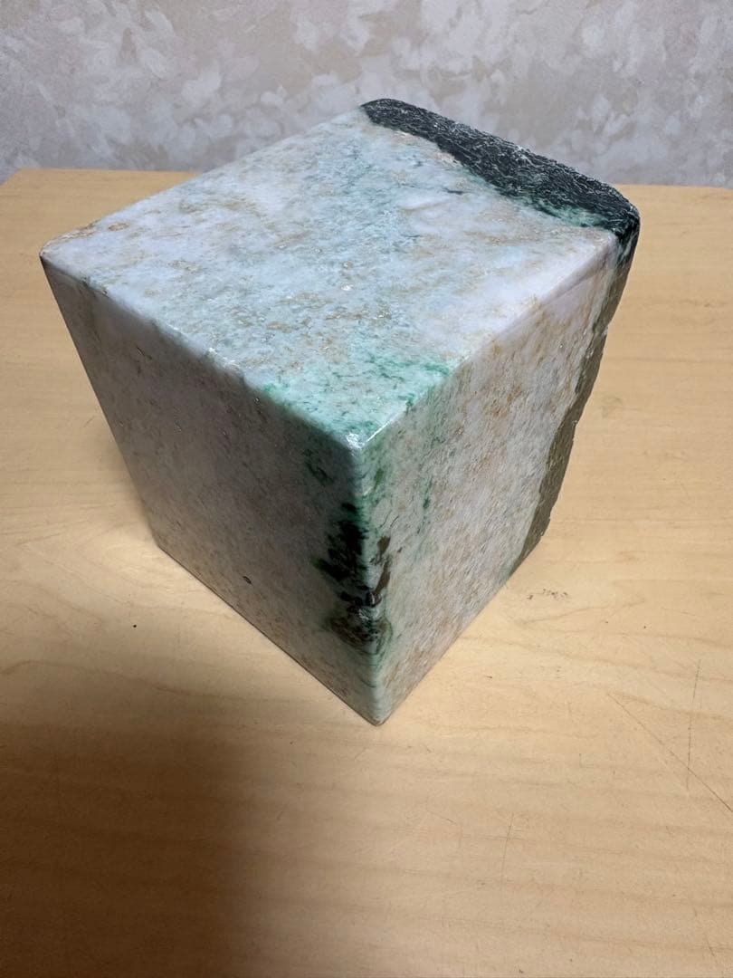 ミャンマー産特大天然本翡翠原石　約2936g5面カット5面磨き済みこのまま置物に