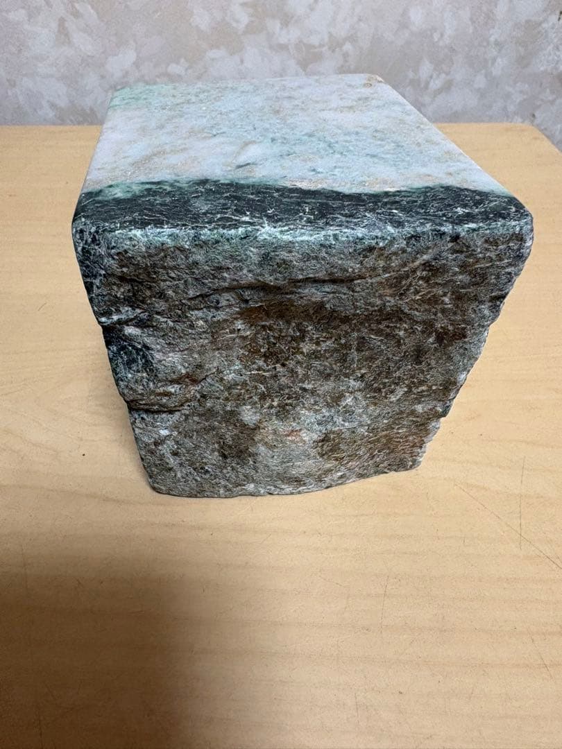 ミャンマー産特大天然本翡翠原石　約2936g5面カット5面磨き済みこのまま置物に