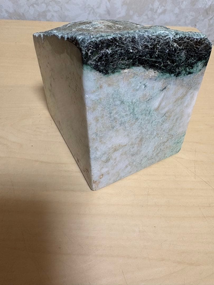 ミャンマー産特大天然本翡翠原石　約2936g5面カット5面磨き済みこのまま置物に