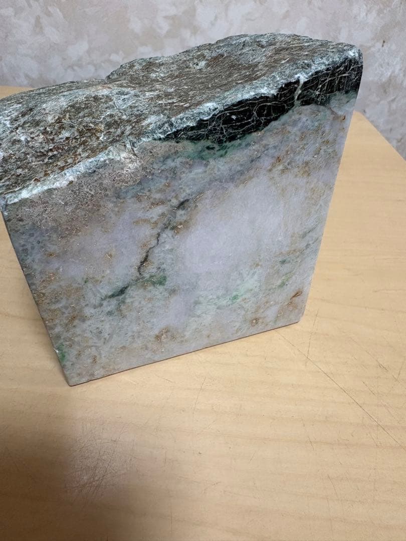 ミャンマー産特大天然本翡翠原石　約2936g5面カット5面磨き済みこのまま置物に