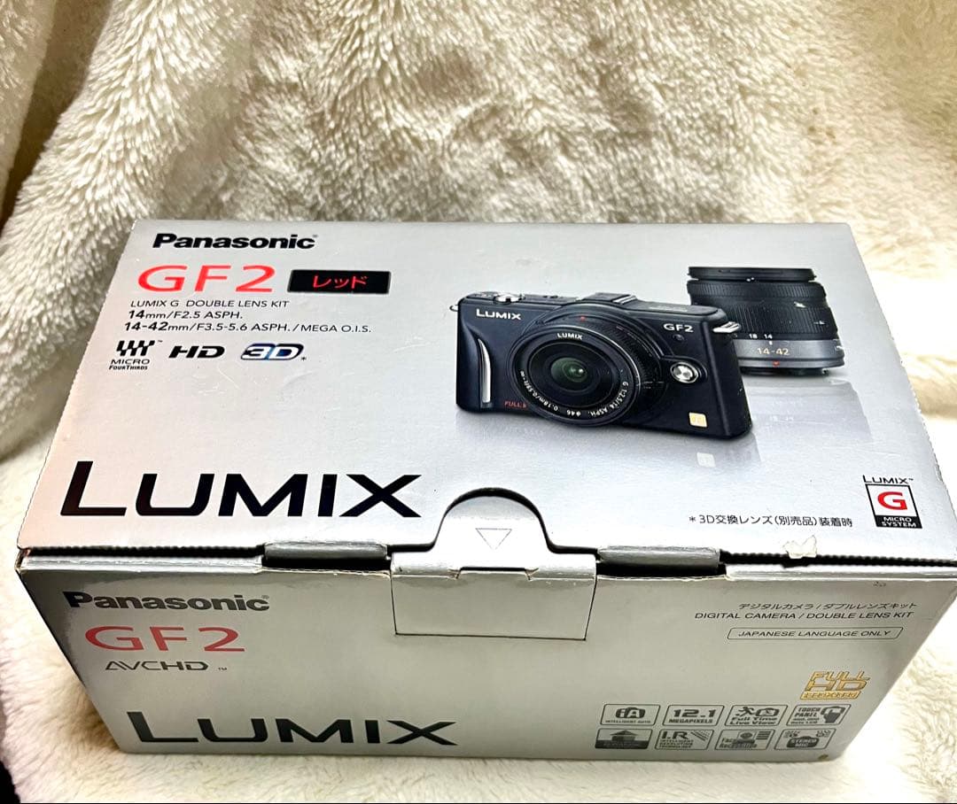 レッドのLUMIX GF2、デジタルカメラ　レンズ無し