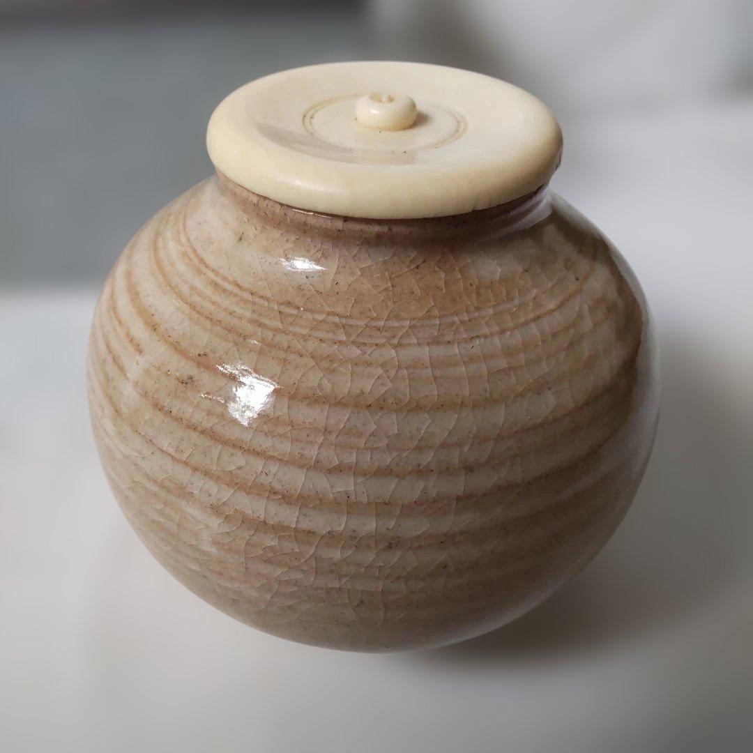 萩焼 文琳茶入 仕覆 有楽緞子 茶道具 茶入 美品 です。