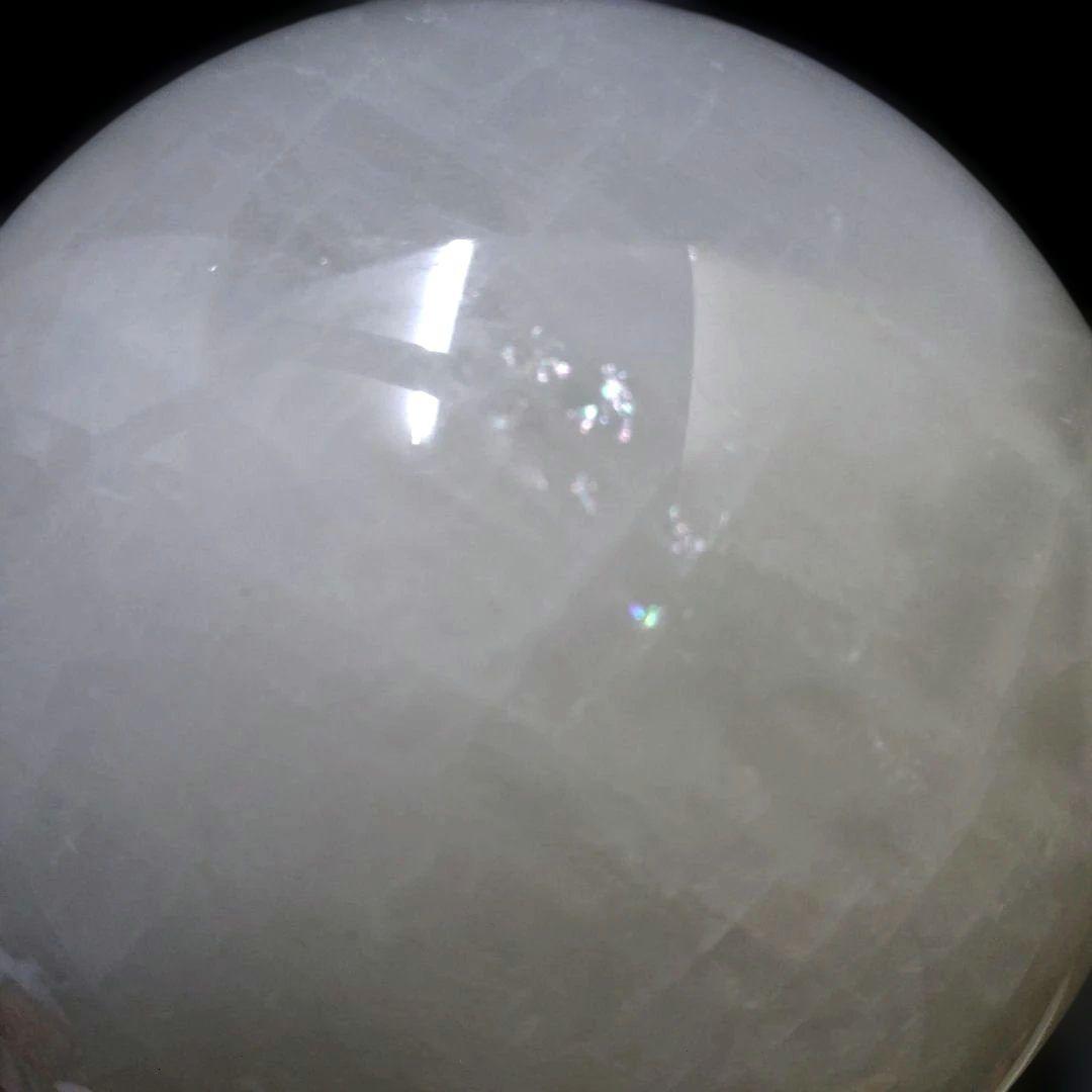 ヒマラヤ水晶　丸玉　スフィア　2.4Kg　木製台座付き！　②
